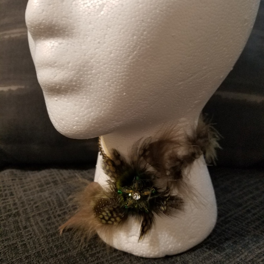 *Feathers necklace*